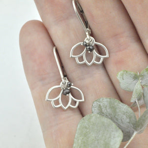 Black diamond bead silver lotus earring.