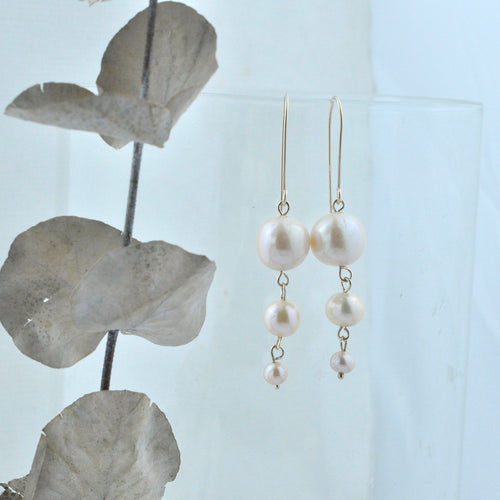 Graduated pink pearl earrings in 9ct yellow gold