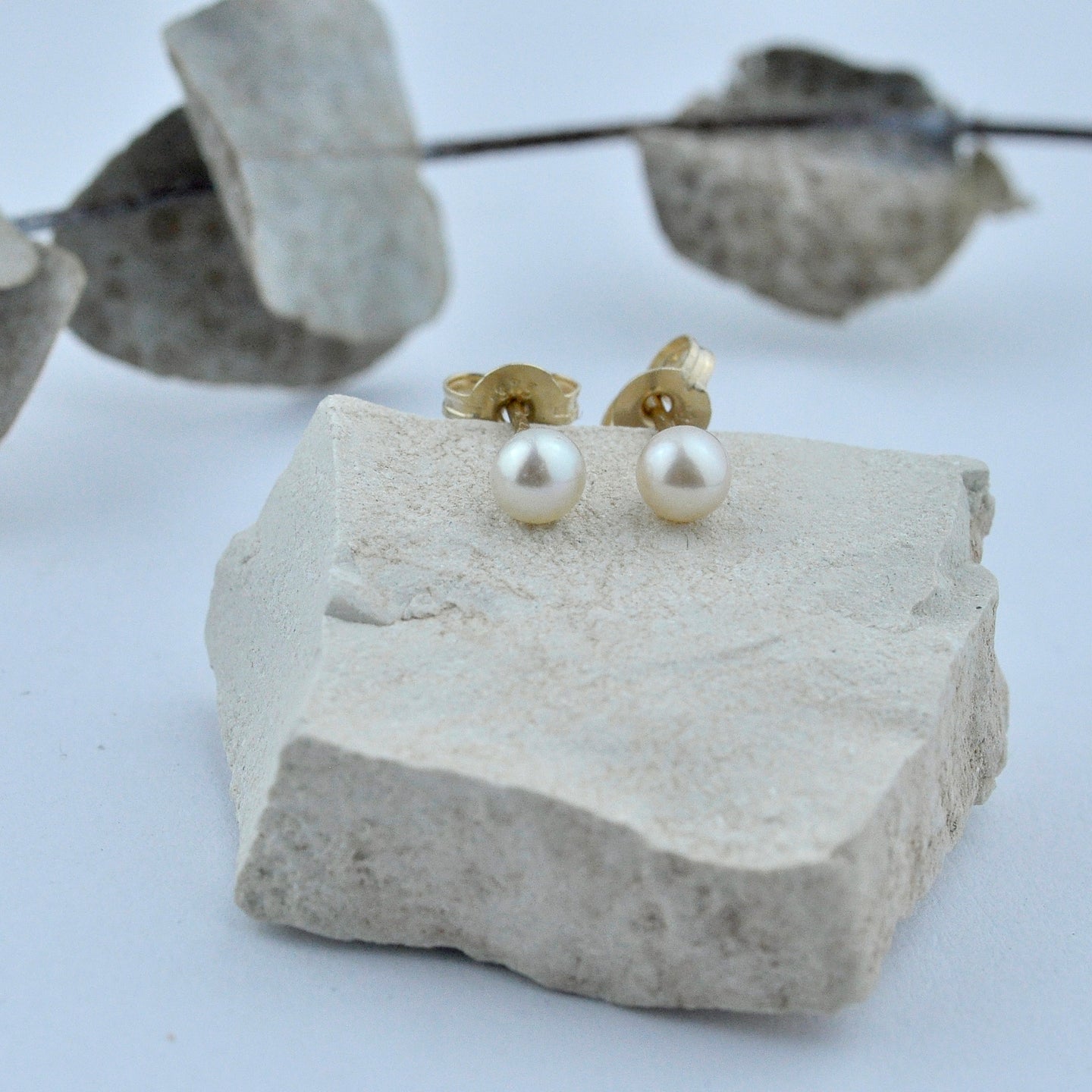 Cream 4mm pearl 9ct yellow gold studs